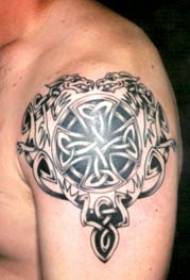 ケルト族の十字の肩のタトゥーパターン