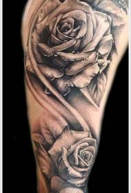 Lenyűgöző reális fekete szürke rózsa, vízcsepp tetoválás mintával