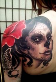 Gadis kematian bahu dengan pola tato mawar
