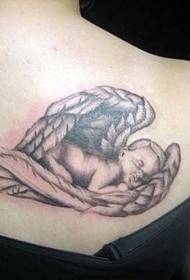Paže usnula s tetováním malých andělských křídel