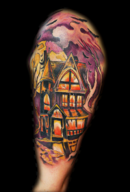 Grande braço brilhante colorido casa abandonada com padrão de tatuagem de morcego dos desenhos animados