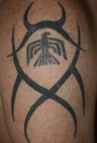 Modello di tatuaggio totem aquila bandiera nera braccio grande