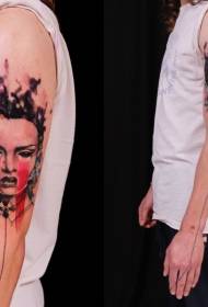 Велика рука красивий колір жінка портрет і чорна лінія татуювання візерунок