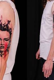 Grande braccio ritratto di donna di bel colore e modello tatuaggio linea nera
