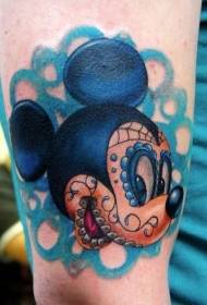 Meksikietiško stiliaus animacinis filmukas „Mickey Mouse“ ir mėlynos spalvos tatuiruotės raštas