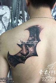 Apẹrẹ tatuu Batman lori ejika