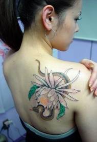 Elegantní květ a had tetování vzor na zádech ženy