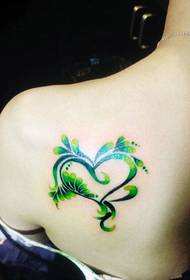 Modello di tatuaggio di spalla cuore creativo onda turchese