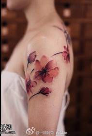 Inko flora tatuaje aranĝo sur la ŝultro
