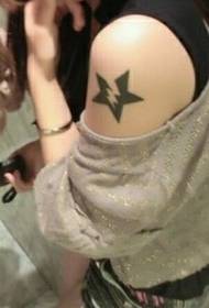 लेडी शोल्डर कालो र सेतो पांच-पोइन्ड स्टार लाइटनिंग टैटू बान्की