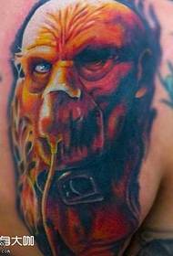 Padrão de tatuagem de homem monstro ombro