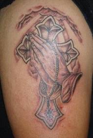 Prier les mains et motif de tatouage croix catholique