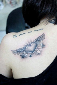 女生肩背潮流的黑灰爱心翅膀纹身图案