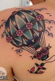 Modello tatuaggio spalla mongolfiera