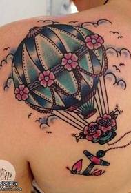 Padrão de tatuagem de balão de ar quente no ombro