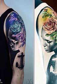 Shoulder pikturuar modelin e tatuazheve të bukurisë së bukurisë