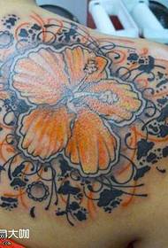 Schouder bloem tattoo patroon