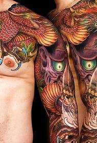 U bello ritrattu di tatuatu di meza spalla di drago per l'omu