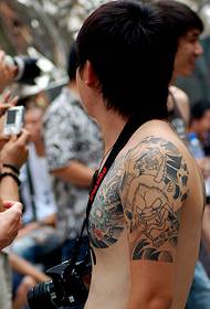 Fotografia tatuaggio spalla totem arte modello tatuaggio