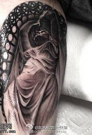 Patrón de tatuaje de diosa del hombro