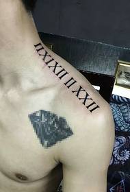 Immagine del tatuaggio con numeri romani di personalità sulla spalla