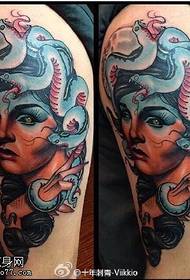Wzór tatuażu na ramieniu pomalowany kobiecym tatuażem