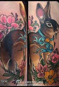 Красив флорален модел татуировка на заек на рамото