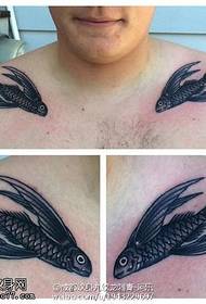Узорак мале тетоваже рибе на рамену