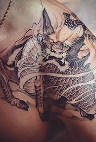 Tradicionāls un moderns vienradža tetovējums uz pleca