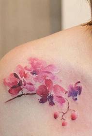 Маленька свіжа квітка татуювання візерунок під плечима
