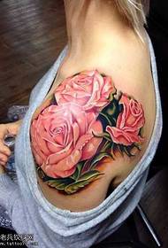 Gyönyörű látszó virág tetoválás a vállán