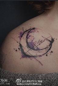 Patrón de tatuaje de luna de tinta de hombro