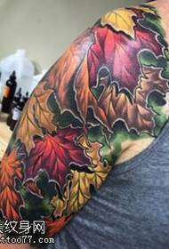Pečiais dažyti lapai tatuiruotės modelį