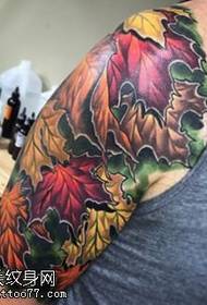 Modello di tatuaggio di foglie dipinte a spalla