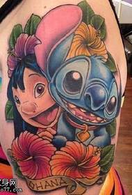 Stitch je kvetinový vzor tetovania na ramene