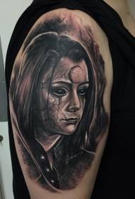 Портрет на девојчиња во стил на хорор и мистериозна шема на тетоважа на симболи