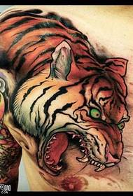 Modello tatuaggio tigre spalla