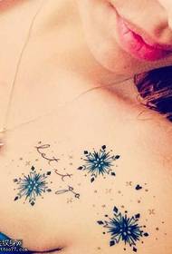 Modello di tatuaggio realistico con fiocco di neve sulla spalla