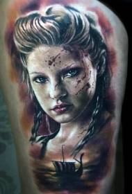 Лицо женщины в стиле ужасов бедер и татуировка с пиратским кораблем