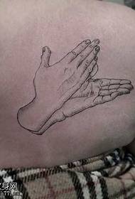 Na ramenu uboden uzorak tetovaža ruku