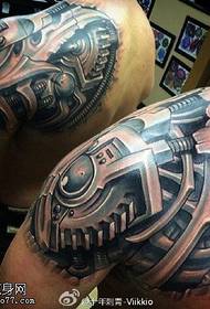 Klasyczny tatuaż na ramieniu robota