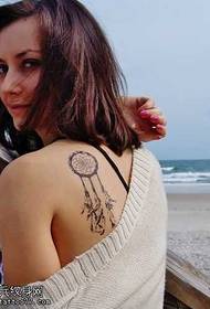 Женское плечо с красивым рисунком татуировки
