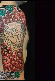 Patrón de tatuaje de dragón de crisantemo de hombro