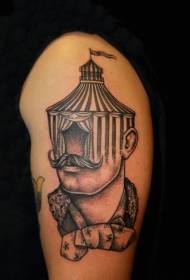 Ritratto creativo del grande braccio con il modello del tatuaggio combinato casa