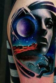 krahu pikturoi portretin femëror dhe modelin e tatuazheve të astronautëve në hapësirë