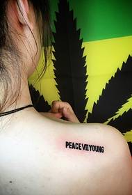 Jednostavna pojedinačna engleska tetovaža tetovaže na ramenu