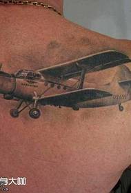 Patró de tatuatge d’avions a l’espatlla