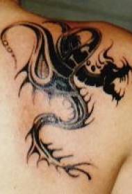 Племінний дракон плече татуювання візерунок
