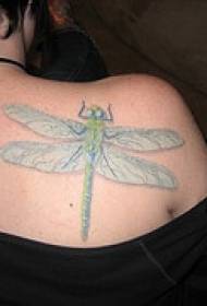 Ragazza con un grande tatuaggio teschio sul retro