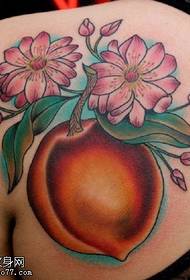 Didelis persikų tatuiruotės modelis ant peties